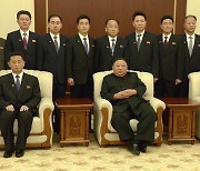 최고인민회의 간부들과 기념촬영하는 북한 김정은