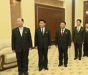 줄서 기다리는 북한 최고인민회의 간부들