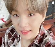 방탄소년단 슈가, 새하얀 눈과 잘 어울리는 스타 1위..'눈의 요정 슈가'