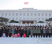 김정은, 신임 출판·인쇄 부문 근로자들과 기념촬영