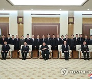 김정은, 북한 신임 내각 간부들과 기념촬영