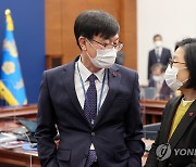 대화하는 김상조 정책실장과 김제남 시민사회수석