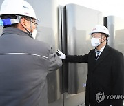 수소연료전지설비 점검하는 홍남기 부총리