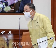 [포토] 비상경제 중대본회의 입장하는 홍부총리