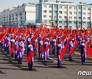 붉은 깃발 흔드는 북한 주민..당 대회 결정 '관철' 운동