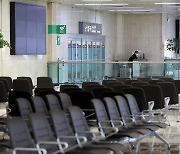 코로나19 발생 1년..굳게 닫힌 김포국제공항 입국장