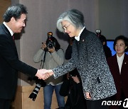 이낙연 "강경화는 한국 외교의 존재감..언제나 두드려져"