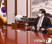 이춘희 세종시장과 대화 나누는 박병석 국회의장