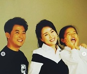 [N샷] 안재욱, 아내 최현주 둘째 만삭 모습 공개..가족 사진 함박 웃음