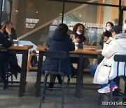 김어준, 마스크 턱에 걸고 5명 넘게 카페서 모임하다 시민에 신고당했다