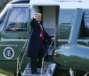 트럼프, 백악관 떠났다..전용헬기로 공군기지 이동