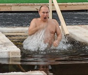 푸틴 러시아 대통령, 올해도 얼음물 '입수'