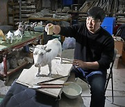 Sculptor Joo Hoo-sik finds inspiration in the Year of the Cow
