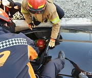 울산 온산소방서, 농수로에 빠진 차량서 2명 구조