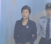 박근혜, 코로나 확진자와 밀접접촉..검사 후 입원