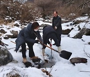 단양군 20대 女공무원, '최강 한파'에 계곡 얼음 깨 식수 공급 '화제'