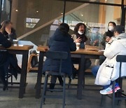 '방역수칙 위반' 김어준, 카페서 7명 모였었다..TBS "업무상 가진 모임"