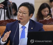 '친문 86막내' 황희 문체장관 후보자..친화력 강점