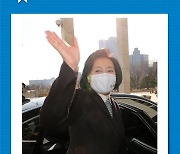 [모멘트] 손들어 인사하는 박영선 장관