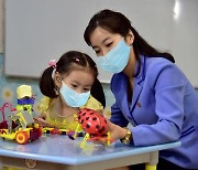 북한 유치원에서 아이를 돌보는 모습