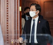 [포토] '혁신성장 BIG3 추진회의' 참석하는 성윤모 산업부 장관
