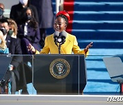 바이든 대통령 취임식서 축시 낭독한 흑인 시인 누구?