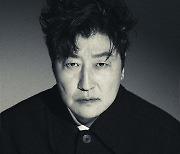 [N화보] '국민배우' 송강호, 첫 화보에서도 연기력 발휘..'독보적'