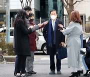 첫 출근하는 정의용 외교장관 후보자