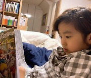 [N샷] '고지용 아들' 승재, 8살에 영어책 몰입..훈훈 성장