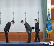 인사하는 문 대통령과 김진욱 공수처장