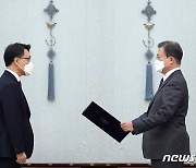 문 대통령, 김진욱 초대 공수처장 임명장 수여