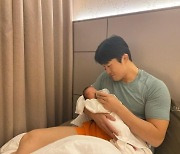 [N샷] 김동현, 신생아 딸에 우유 주며 꿀 뚝뚝 "우리 딸"