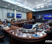문대통령, 올해 첫 NSC 전체회의 주재..바이든호 출범 논의