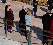 헌화식 참석한 오바마, 부시, 클린턴 전 대통령 부부