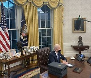 [속보] 바이든, 취임 첫날 트럼프 지우기 행정명령 서명