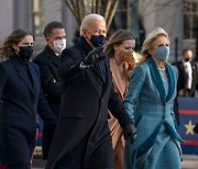 마스크 쓴채 가상 퍼레이드..코로나가 바꾼 美 대통령 취임식