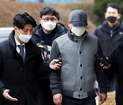 경비원 폭행 김포 아파트 주민 구속..법원 출석하며 "반성한다" 사과