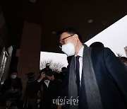 <포토> 청사 들어서는 김진욱 초대 공수처장