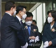<포토> 대화 나누는 김진욱 공수처장-추미애 장관