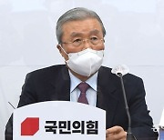 찌푸린 김종인 "안철수, 상식과 도의 안 맞는 정치해"..安 "큰 정치하라"에 반박