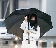 [포토] 이지아, 우산 속에서 보내는 하트