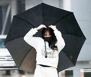 [포토] 이지아, 우산 속 수줍은 하트