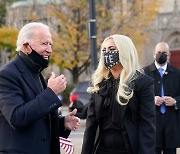 "바이든 1호 명령은 마스크 쓰기..트럼프 시대 종언 상징"