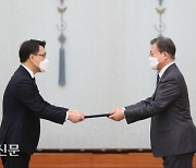 김진욱 초대 공수처장에 임명장 수여하는 문재인 대통령 [경향포토]