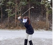 '미녀골퍼' 유현주가 눈 내리는 골프장에서 스윙 연습을 하는 까닭은?