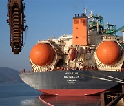 포스코, 세계 첫 'LNG추진 벌크선' 운항 성공