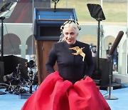 레이디가가, 바이든 취임식 국가 열창.. 드레스와 비둘기 브로치 화제