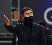 [MD포토] 항의하는 이상민 감독 '스크린 파울에 대한 불만'