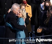 조 바이든, 대통령 취임 후 아내와 뜨거운 키스[포토엔HD]