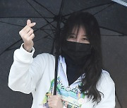 이지아, 우산쓰며 꽃하트~ [포토엔HD]